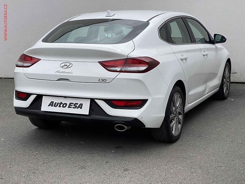 Hyundai i30 (2020) 1.4 T-GDi FastBack, 1.maj,ČR - fotka 4 z 19