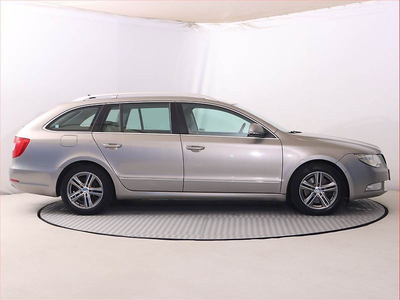 Škoda Superb (2011) 1.6 TDI, Serv.kniha, Xenony - fotka 6 z 17