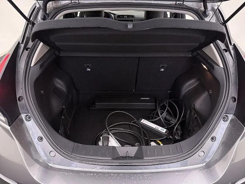 Nissan Leaf 110kW 40kWh Tekna LED 1Maj DPH - fotka 9 z 12