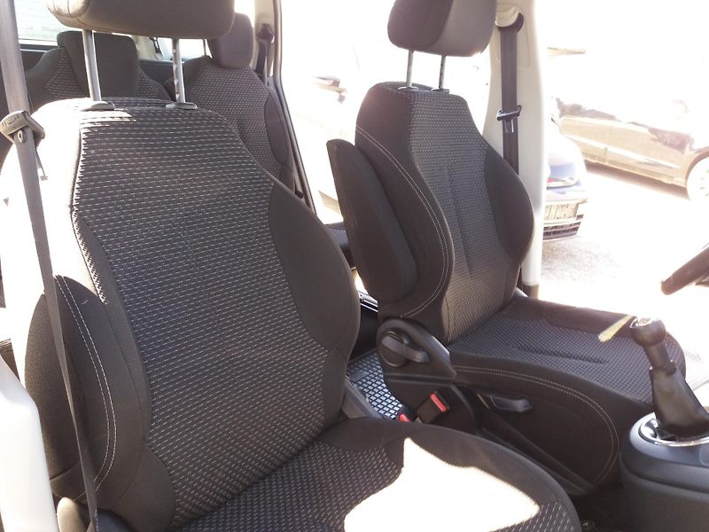 Citroën Grand C4 Picasso 1.6 16V,7.MÍST,SERV.KNÍŽKA!! - fotka 12 z 17