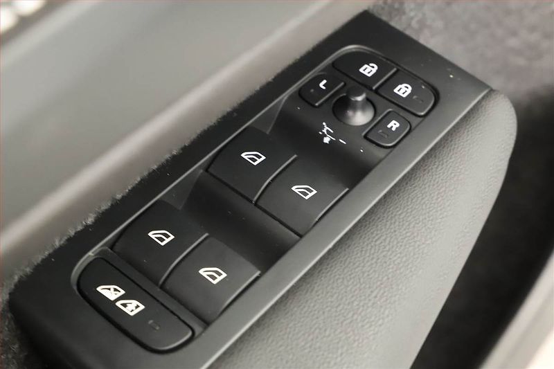 Volvo XC40 (2023) B3 - fotka 13 z 18