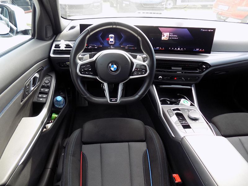 BMW Řada 3 330I 180 KW M SPORT XDRIVE - fotka 21 z 39