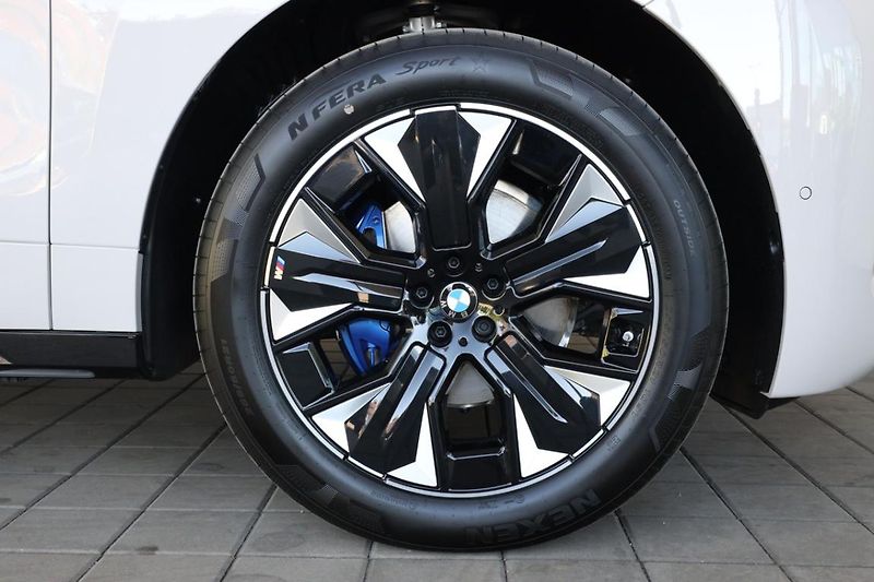 BMW iX xDrive45 - fotka 7 z 17