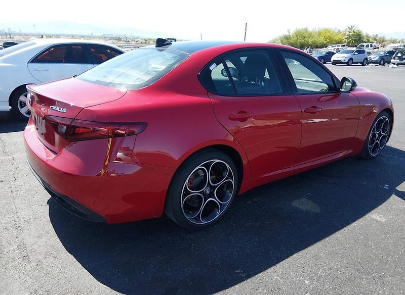 Alfa Romeo Giulia (2023) Auto na cestě - fotka 4 z 11