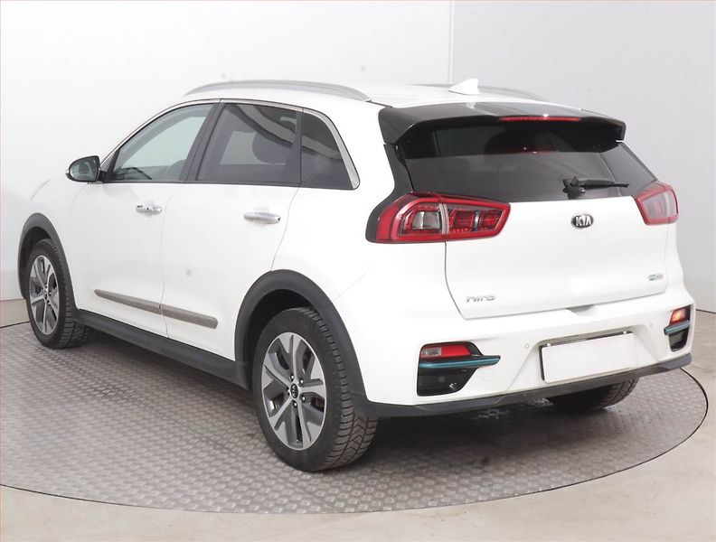 Kia e-Niro (2020) 64 kWh, SoH 100% - fotka 4 z 19