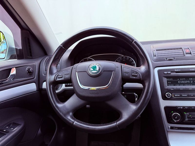 Škoda Octavia 1.2 TSi Ambiente, Serviska - fotka 16 z 24