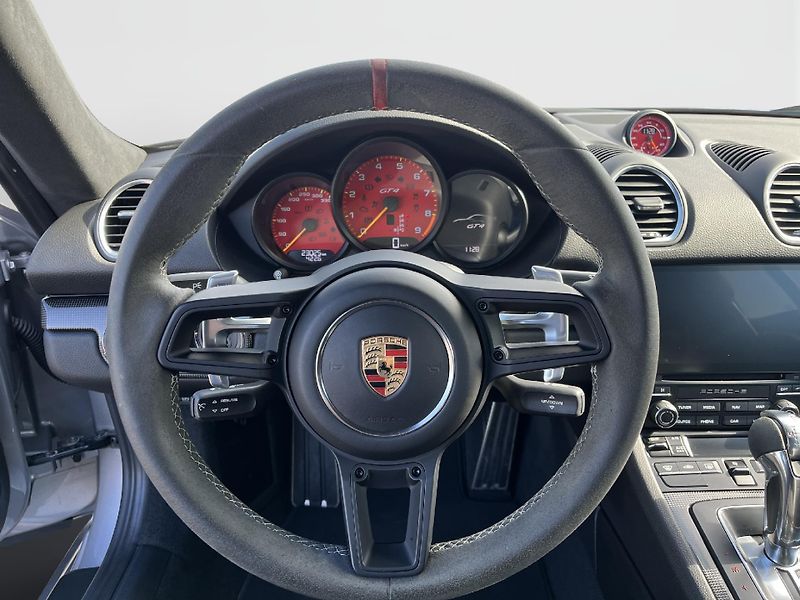 Porsche Cayman GT4 - fotka 21 z 29