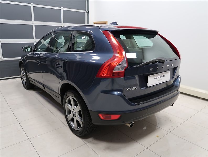 Volvo XC60 2,4 D5 AWD AUT - fotka 6 z 23