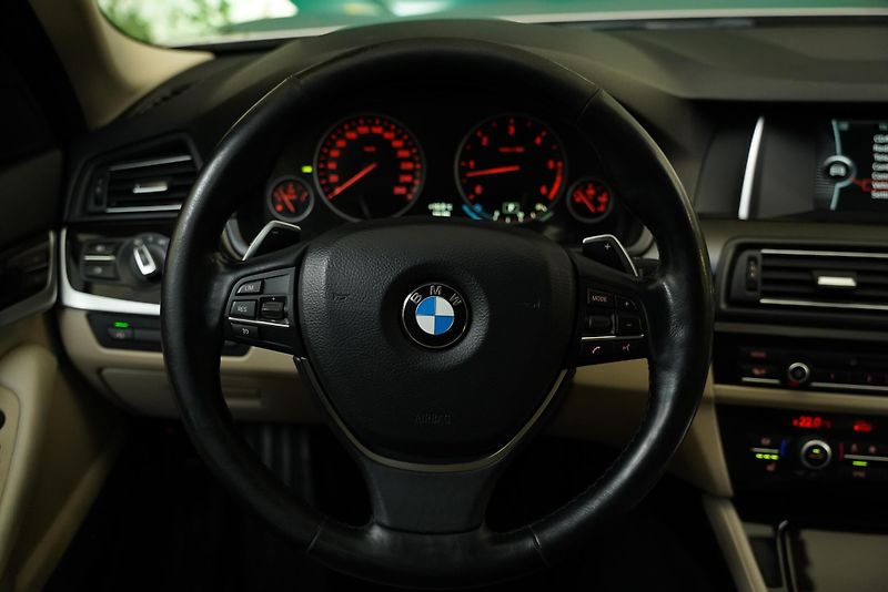 BMW Řada 5 - fotka 17 z 25