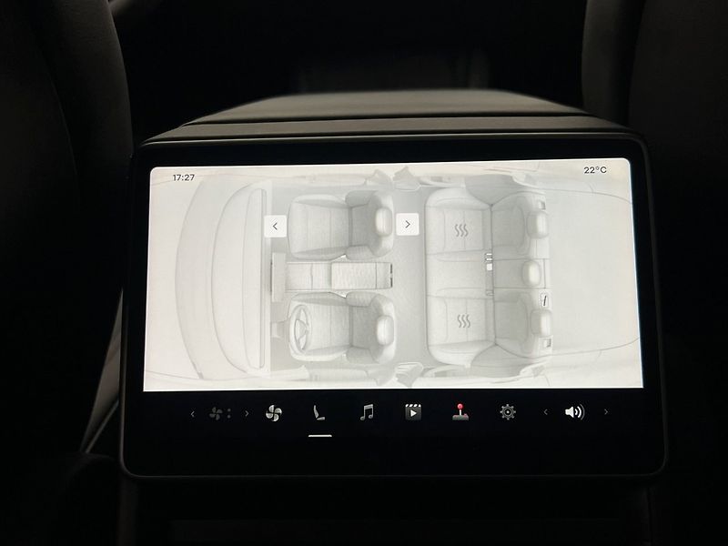 Tesla Model 3 Long Range AWD Highland - fotka 30 z 35