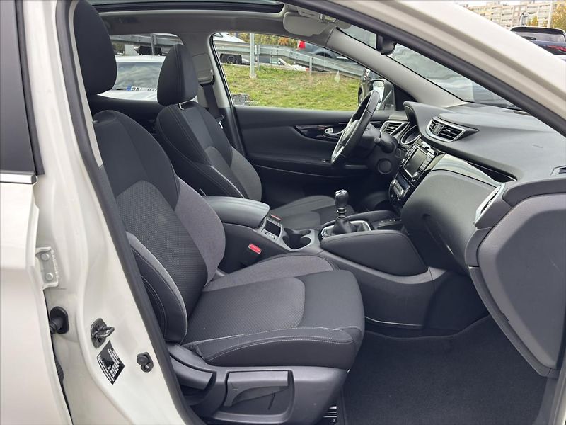 Nissan Qashqai 1,3 DIG-T Tekna PANORAMA TAŽNÉ - fotka 17 z 49