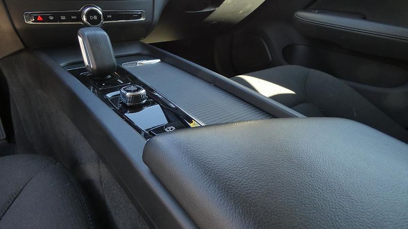 Volvo V60 B5 AWD Momentum Pro - fotka 6 z 23