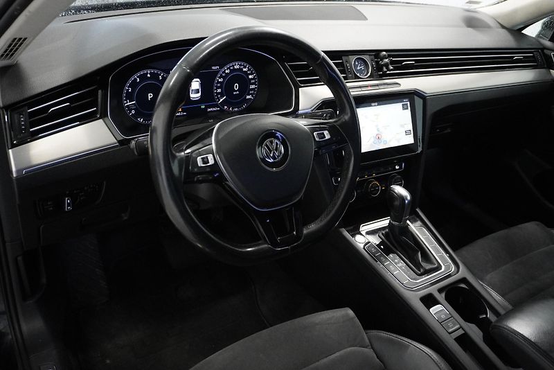 Volkswagen Passat 2,0 TSI 162kW DIGITAL, AUTOMAT - fotka 13 z 28