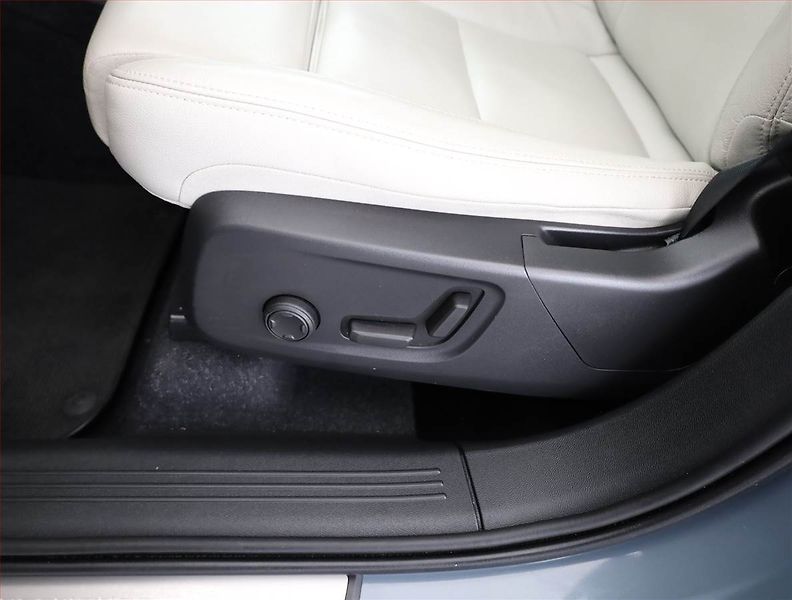 Volvo XC40 (2019) Inscription D3, Automat, Kůže - fotka 19 z 21