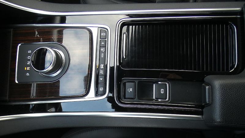 Jaguar XF 20d AWD Prestige - fotka 17 z 23