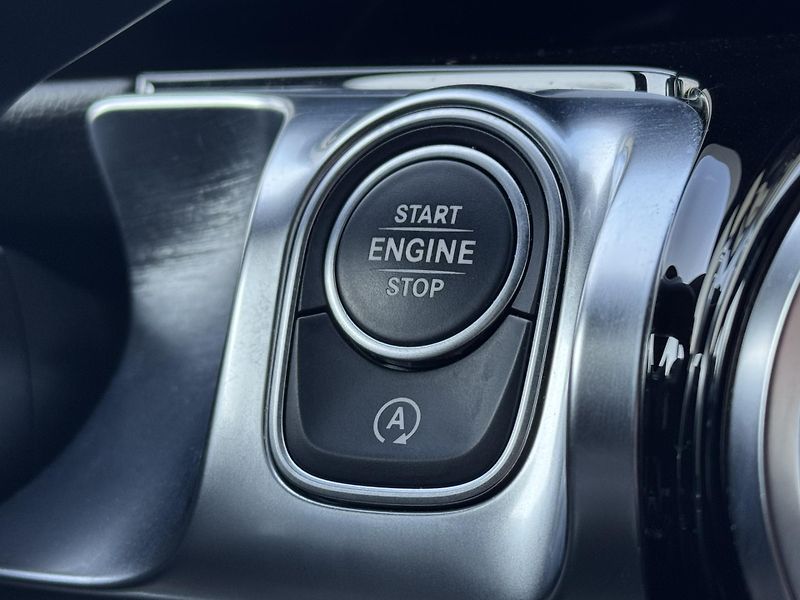Mercedes-Benz GLB (2019) 200d 4Matic, AMG Line Head-up  - fotka 27 z 51