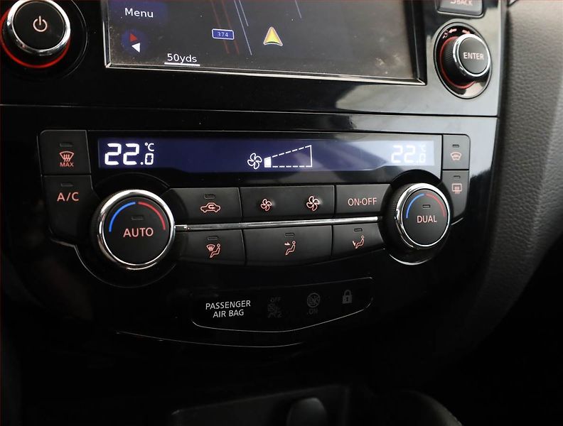 Nissan Qashqai (2015) Tekna 1.6 dCi, 4X4 - fotka 13 z 19