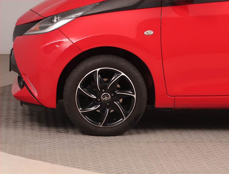 Toyota Aygo (2018) 1.0 VVT-i, Automat, Serv.kniha - fotka 14 z 17