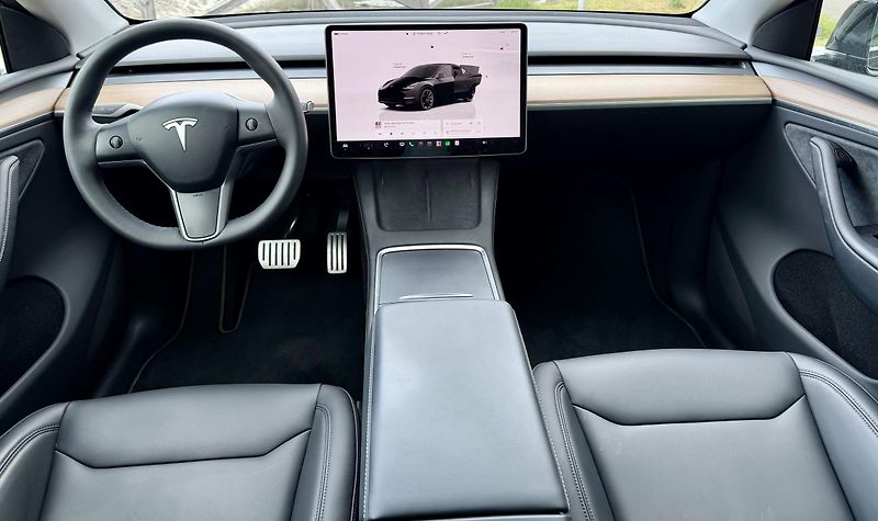 Tesla Model Y (2024) Long Range Dual Performance - fotka 8 z 17
