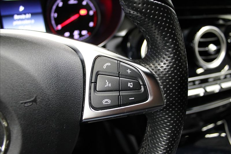 Mercedes-Benz Třídy C 1,6 200d AMG line - fotka 21 z 35