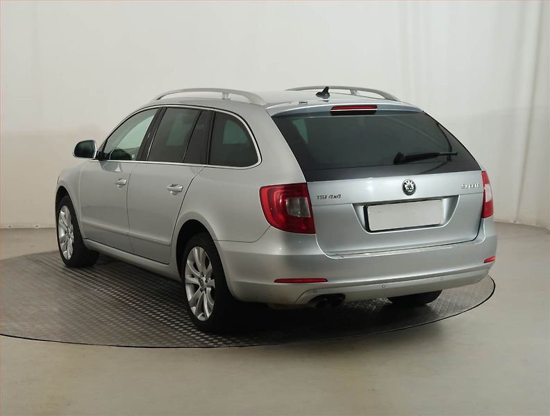 Škoda Superb (2013) Ambition 1.8 TSI, 4X4, Xenony - fotka 4 z 13
