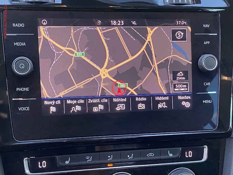 Volkswagen Golf (2019) 1.6TDi, Navi, LED - fotka 16 z 18