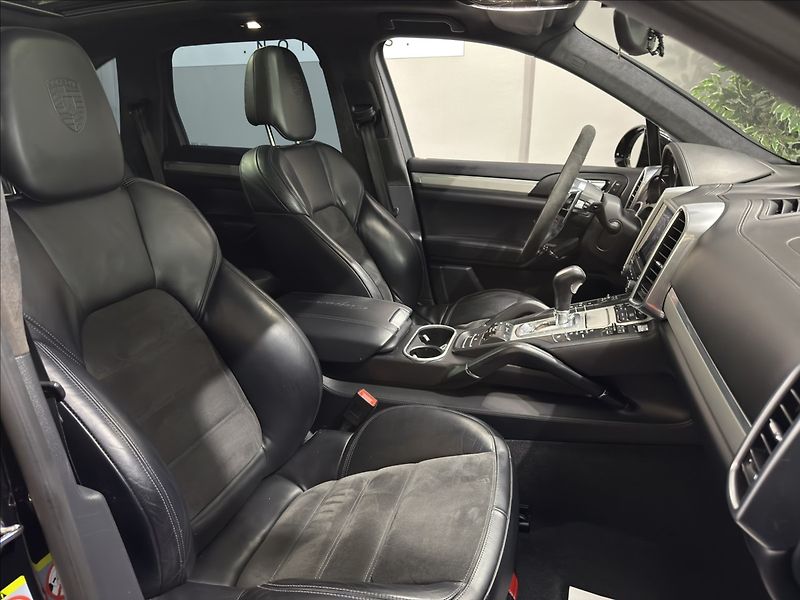 Porsche Cayenne 3,0   D VZDUCH PANO BOSE 360 - fotka 31 z 44