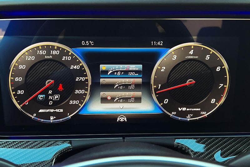 Mercedes-Benz Třídy E (2017) E63S AMG 4Matic+ V8 Biturbo - fotka 61 z 99