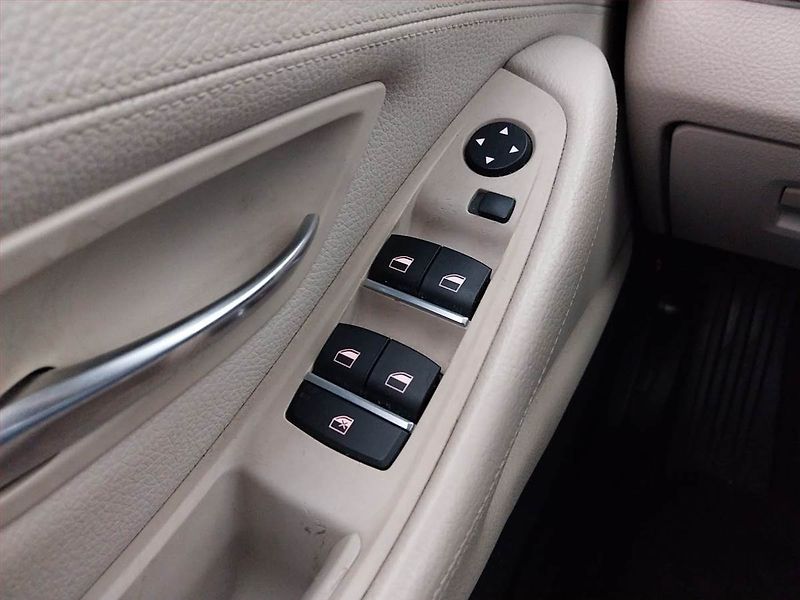 BMW Řada 5 (2015) Luxury Line 518d, Automat - fotka 21 z 23