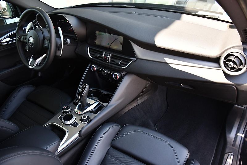 Alfa Romeo Giulia 2,0 VELOCE 16V 206kW AT8-Q4 - fotka 12 z 54