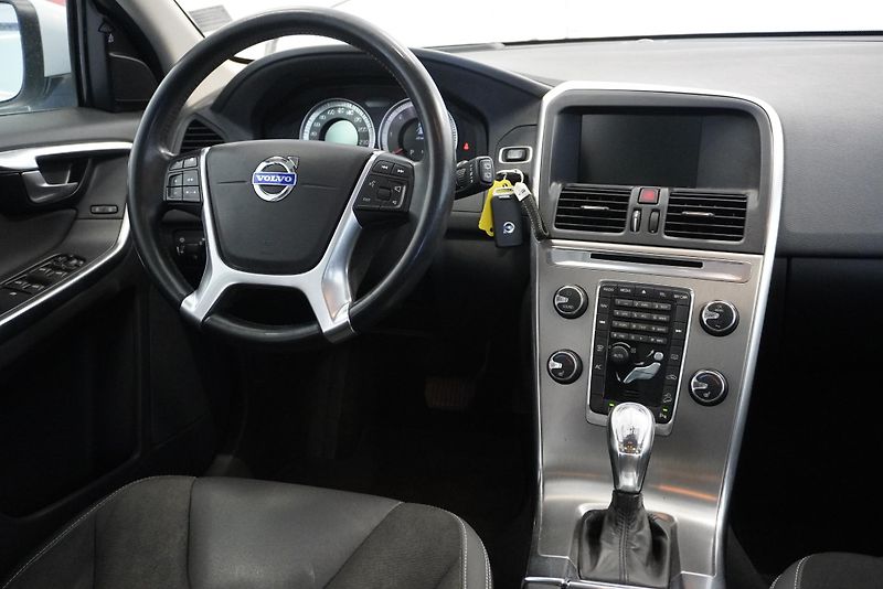 Volvo XC60 D4 AWD MOMENTUM AUT. - fotka 20 z 26