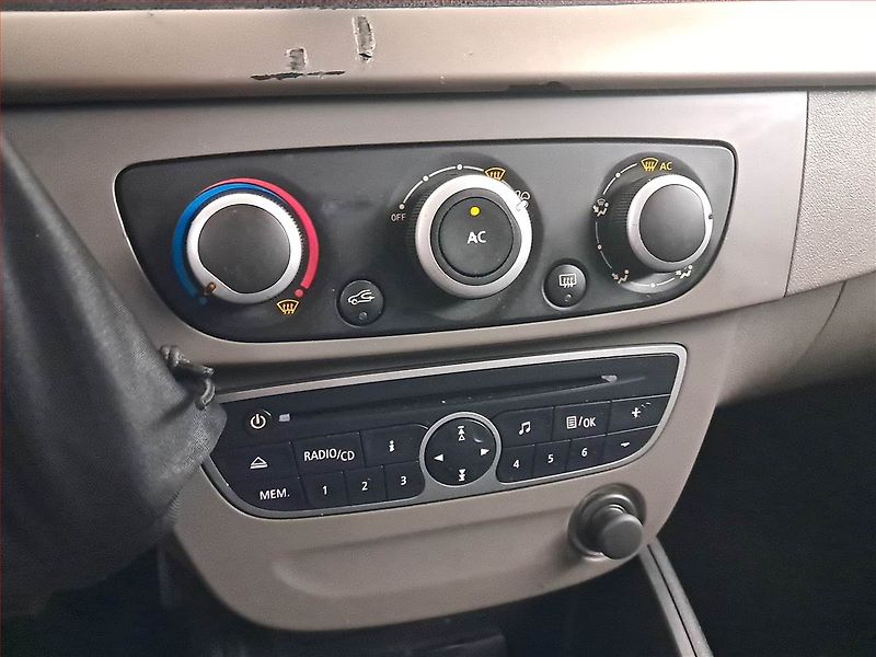 Renault Mégane (2011) 1.6 16V, po STK, Klima - fotka 15 z 18