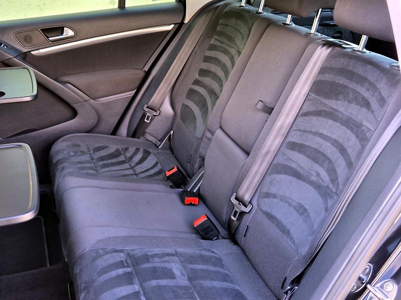 Volkswagen Tiguan 1,4TSI SPORT *SERV.KNÍŽKA*    - fotka 19 z 43