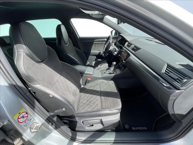 Škoda Superb 2,0 TDI DSG Sportline ACC+LED - fotka 18 z 24