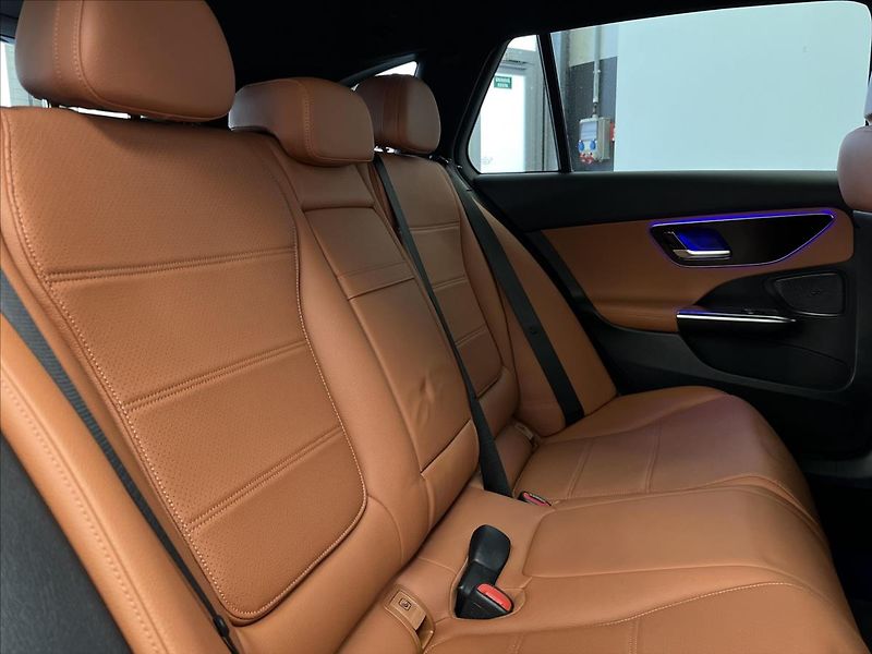 Mercedes-Benz Třídy C 300 4MATIC kombi - fotka 19 z 22