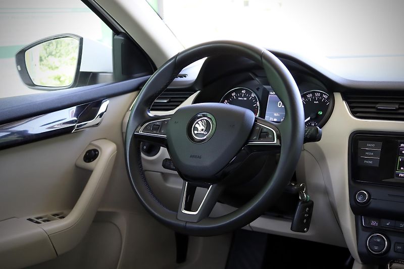 Škoda Octavia 3 Combi 1.4 TSI 110 kW DSG - fotka 17 z 42