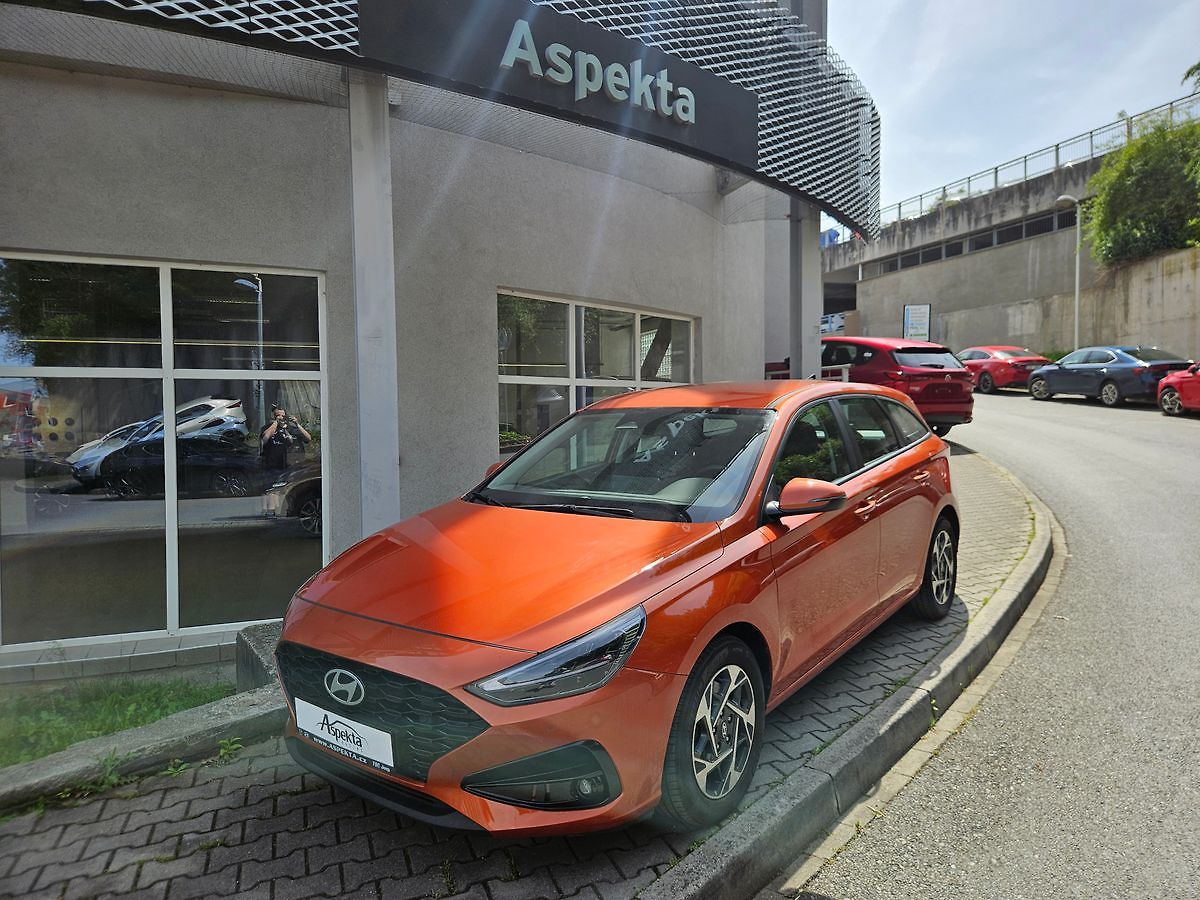 Hyundai i30 1.5i Comfort, serv.kn., 1.maj.