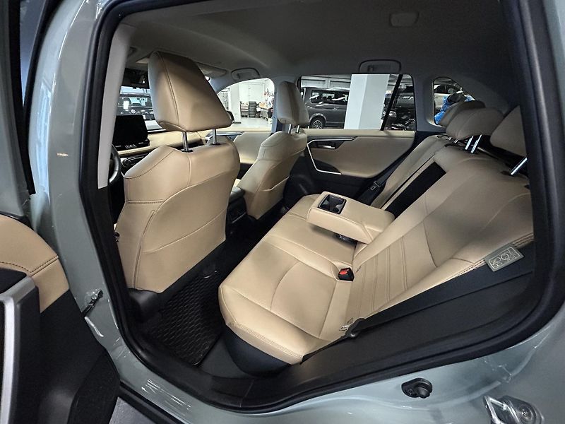 Toyota RAV4 (2024) 2.5 Hybrid EXECUTIV e-CVT 360° - fotka 26 z 37