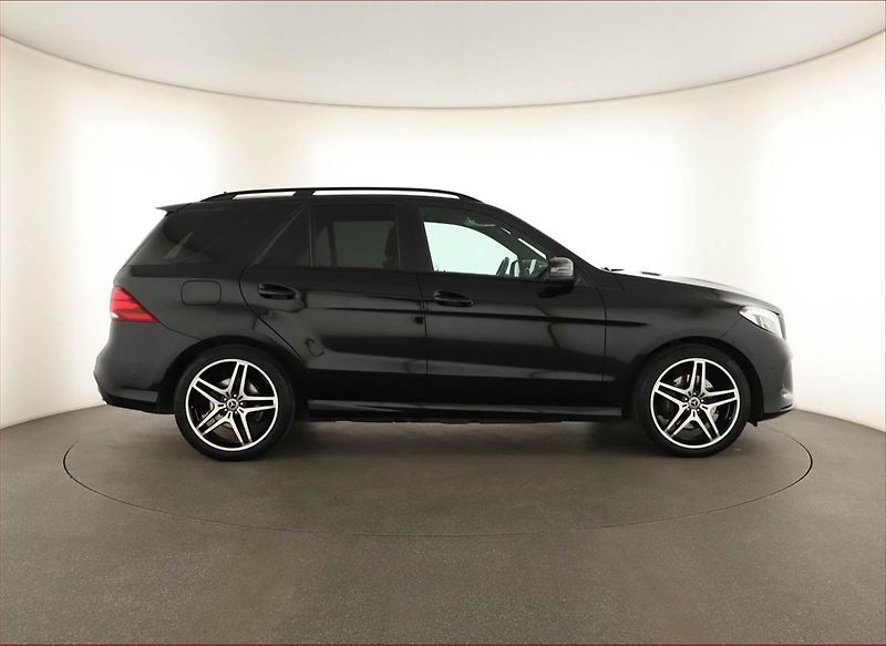 Mercedes-Benz GLE (2017) AMG line 350 d - fotka 6 z 19