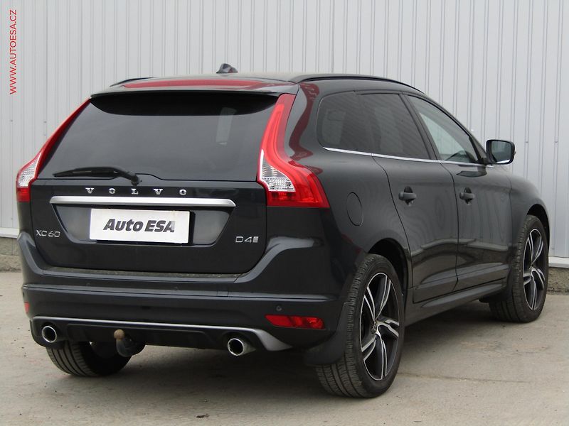Volvo XC60 (2017) 2.0 D4, Momentum, xenon, navi - fotka 4 z 19
