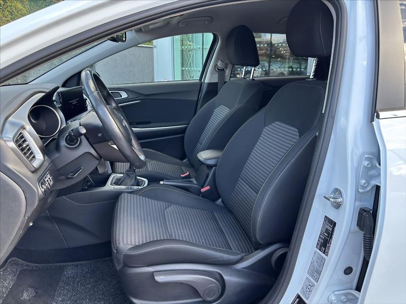 Kia Ceed 1,5 TGDi 118kW TOP ZÁRUKA NAVI - fotka 10 z 40