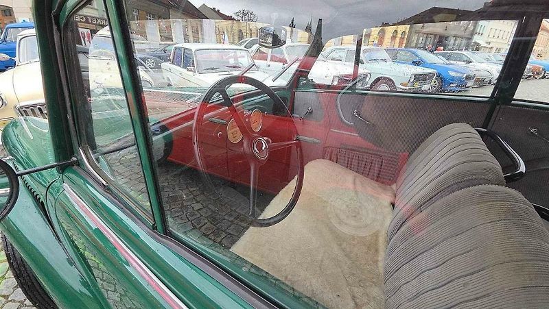 Z jedenáctého ročníku srazu autoveteránů na Husově náměstí v Rakovníku. Foto: Karel Fiala