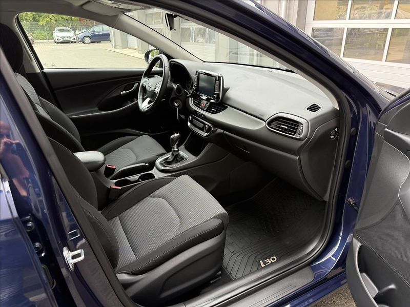Hyundai i30 1,5 i  WG Comfort Alu 16 - fotka 12 z 25