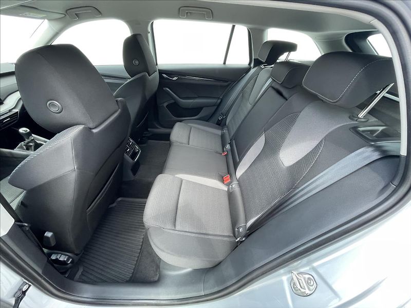 Škoda Octavia 2,0 TDI Combi Ambition Plus - fotka 15 z 21