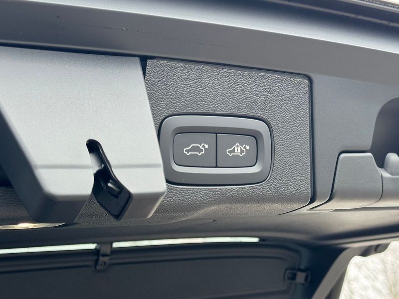 Volvo XC60 (2026) PLUS B5, kamery 360°, FULL LED - fotka 17 z 25