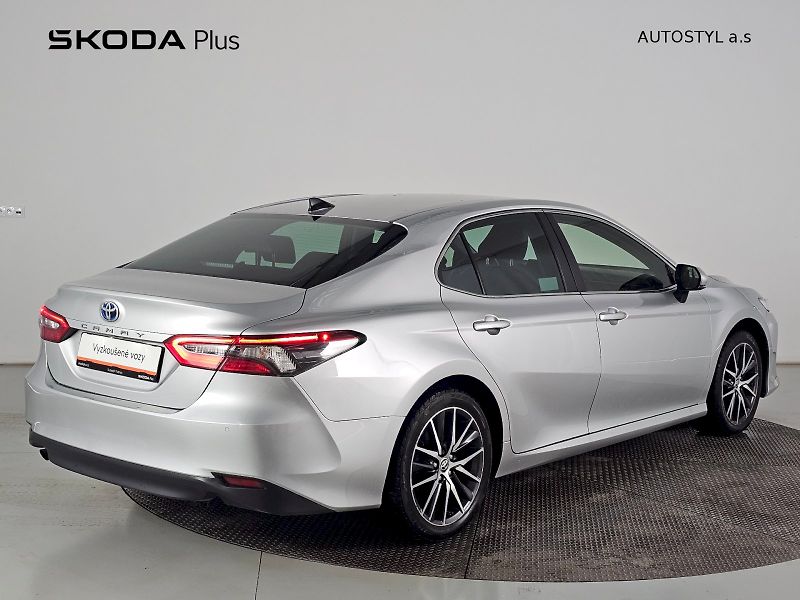 Toyota Camry (2023) 2.5HEV 218k PRESTIGE - fotka 2 z 32