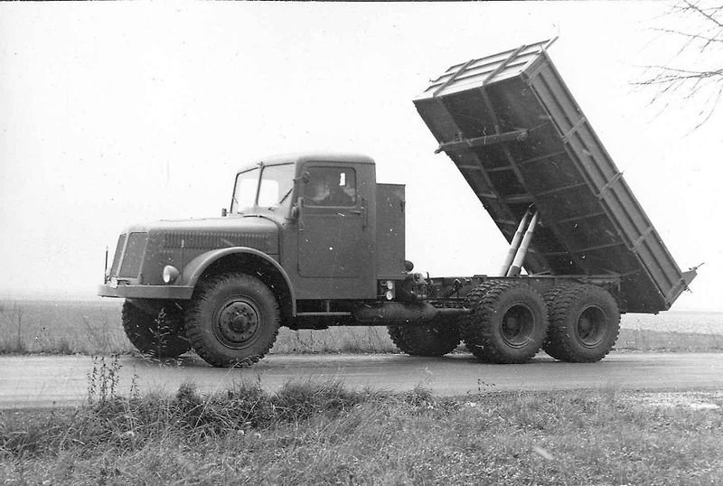 Tatra 111 ve válečné (vlevo) i poválečné verzi