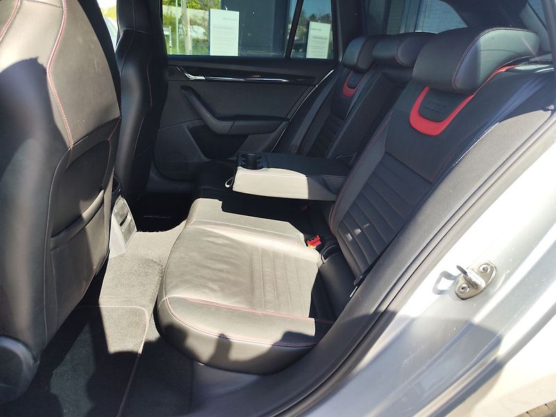 Škoda Octavia 2.0 TDi/135kW RS DSG ČR - fotka 12 z 35