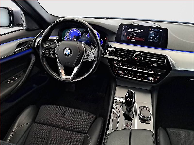 BMW Řada 5 (2017) Sport Line 530d xDrive, 4X4 - fotka 7 z 23