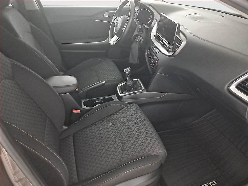 Kia Ceed (2020) Exclusive 1.4 T-GDI - fotka 9 z 20